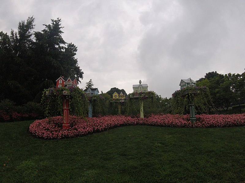 File:Niagara Floral Showhouse Miniatures (36324659752).jpg