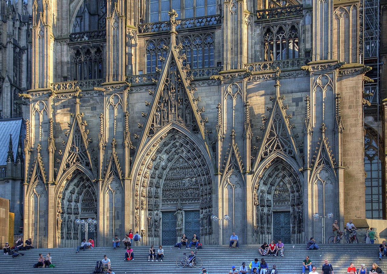 Nordeingang Kölner Dom mit Treppe vom Bahnhofsvorplatz (3950-52).jpg