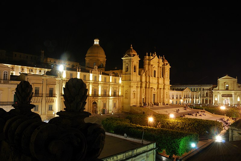 File:Noto - La cattedrale ricostruita in notturno - panoramio.jpg