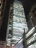 ตึกนิวยอร์กไทมส์ในเวลากลางคืน จากด้านหลังของอาคาร