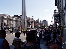 O'Connell Street, la strada più famosa di Dublino: al centro è visibile parte della Spire