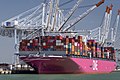 Die ultragroßen Containerschiffe von Ocean Network Express bringen eine neue Farbe auf die Weltmeere und in die Seehäfen.