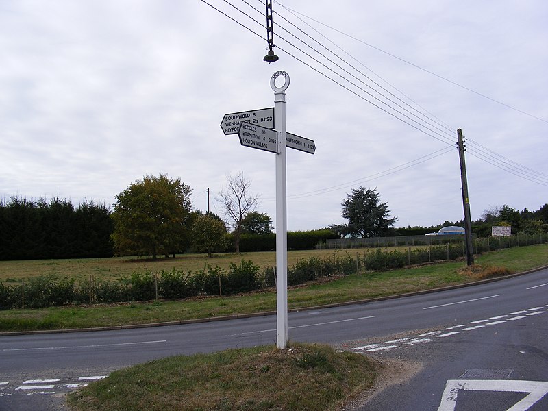 File:Old Road Sign, Holton - geograph.org.uk - 1490220.jpg