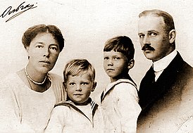 Großherzogin Olga Alexandrovna mit ihrem Ehemann N. A. Kulikovsky und den Söhnen Tikhon und Gury (1922)