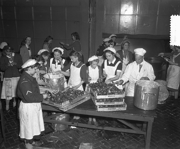 File:Oliebollenbakken in Oranje Nassau Kazerne voor Emma Kinderziekenhuis, Bestanddeelnr 904-9015.jpg