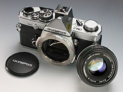 Olympus OM-2 ja kiinteäpolttovälinen objektiivi Zuiko 50mm f1.8.