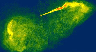 Le jet de M87 observé par le radiotélescope Karl G. Jansky Very Large Array par onde radio (le champ de vision est plus grand et tourné par rapport à l’image précédente)