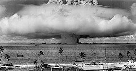Photo du champignon nucléaire causé par l'explosion Baker (25 juillet 1946) sur l'atoll de Bikini.