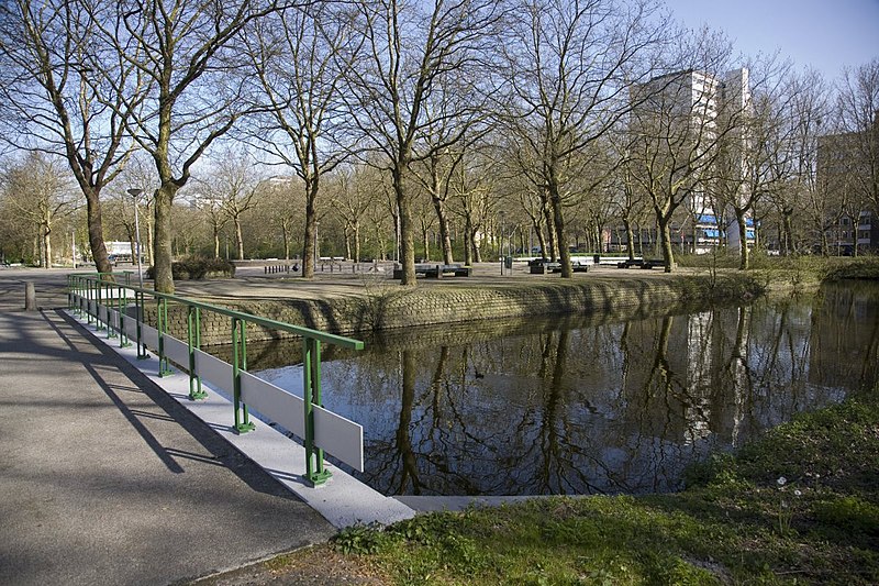 File:Overzicht park, met voetgangersbrug over water - Amsterdam - 20535202 - RCE.jpg