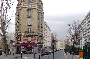 Le bas de la rue, au niveau de l'avenue Mathurin-Moreau.