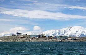 Estación Palmer Antártida junto al mar.jpg