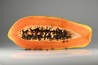 'n Oopgesnyde ryp papaja (Carica papaya).