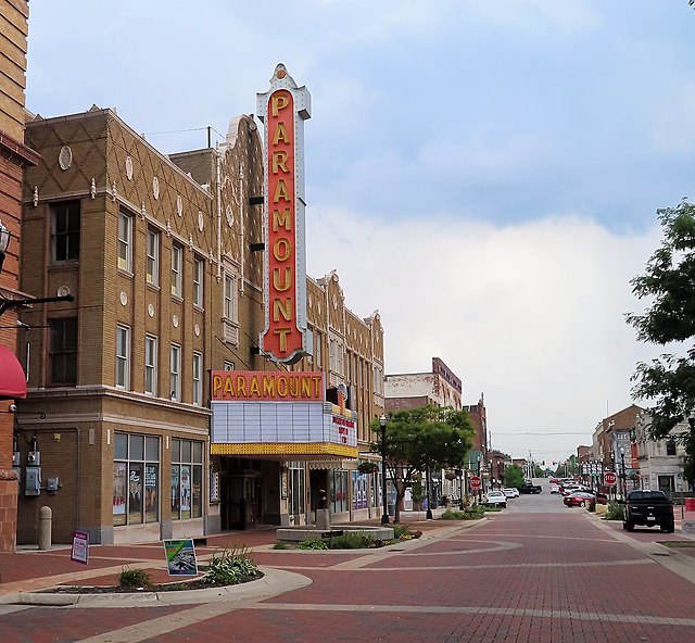 Image: Paramount Theatre in Anderson, Indiana, from the north (2021)