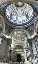 El Panteón de Paris, del siglo XIX, tiene una cúpula sobre una rotonda.