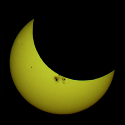 Partial solar eclipse Oct 23 2014 Minneapolis 5-36pm Ruen1.png