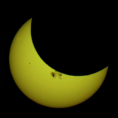 ไฟล์:Partial_solar_eclipse_Oct_23_2014_Minneapolis_5-36pm_Ruen1.png