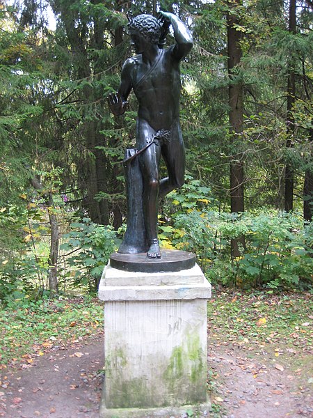 File:Pavlovsk Park. Twelve tracks. The outer circle. Statue of "Acteon"..JPG