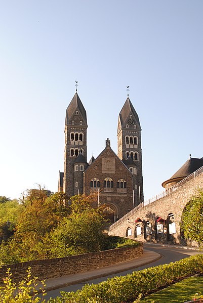 File:Pfarrkirche in Clervaux.jpg