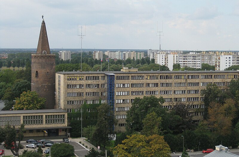 File:Piastenturm+Regierung.jpg