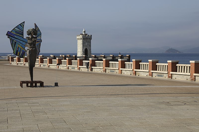 File:Piazza Bovio Piombino esposizione delle opere dello scultore Alberto Inglesi.jpg