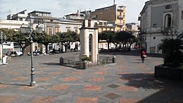 Piazza Giuseppe Mazzini con al centro, il monumento ai caduti in tempo di guerra