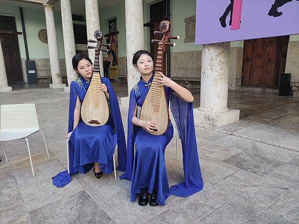 Two Pipa players of the NENU Folkloric Orchestra playing in a concert in Valencia.