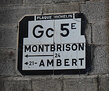 Plaque Michelin à Saint-Anthème indiquant la direction de Montbrison ou Ambert