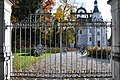 English: Wrought iron entrance gate Deutsch: Schmiedeeisernes Einfahrtstor