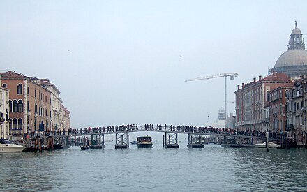 Temporary bridge in Venice in Santa Maria del Giglio on the occasion of the pilgrimage of the Festa della Madonna della Salute [it]