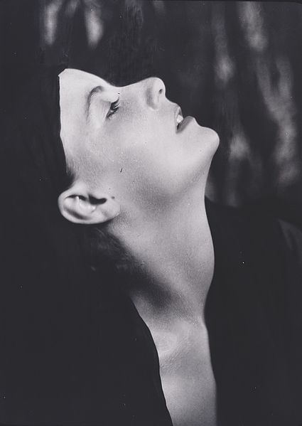 Plik:Portrait photograph of Greta Garbo.jpg