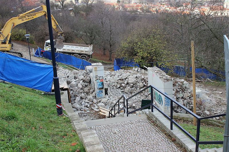 File:Praha, lanovka na Petřín, přestavovaná stanice Nebozízek (02).jpg