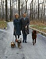 Richard et Pat Nixon avec leurs chiens à Camp David.