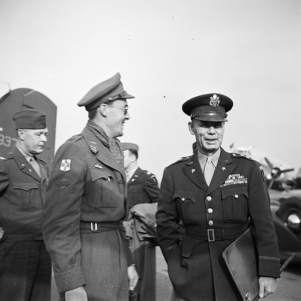 File:Prins Bernhard en de Amerikaanse generaal Bedell Smith, Bestanddeelnr 255-8013.jpg