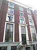 Dubbel huis met gevel deur en snijraamhek