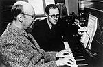 Sergej Prokofjev (links, met Mstislav Rostropovitsj). Werd mogelijk het felst aangevallen vanwege zijn ‘formalisme’. Toch kreeg hij in 1951 de Stalinprijs 2de klasse voor twee composities.