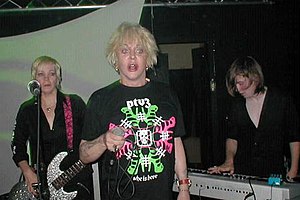 Psychic TV optreden in Keulen in 2004. Van links naar rechts: Alice Genese (bas), Genesis P-Orridge (zang), Markus Person (keyboards).