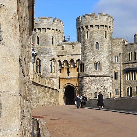 Fail:Puerta_normanda_del_castillo_de_Windsor.jpg