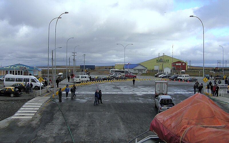 File:Puerto Embarque, Porvenir Estrecho de Magallanes - panoramio (1).jpg