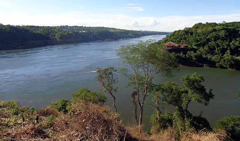 File:Puerto Iguazú Tres fronteras.JPG