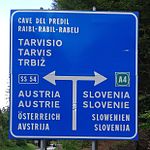 Verkehrstafel auf Italienisch, Furlanisch, Deutsch und Slowenisch