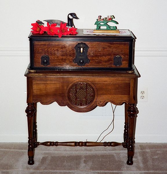 577px-RCA_Radiola_Model_60_with_Speaker_Table%2C_Circa_1929_%288651830571%29.jpg