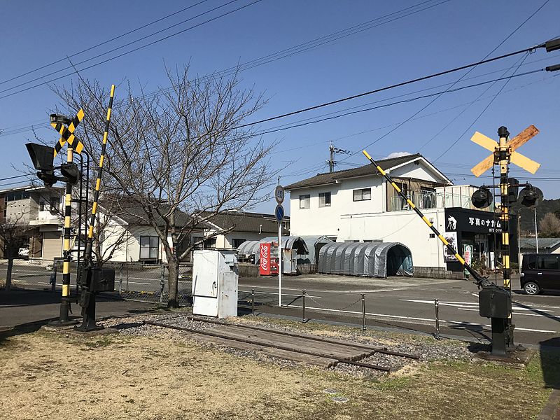 File:Railway signals in front of Yoshimatsu Station.jpg
