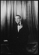 Raymond Massey: Años & Cumpleaños