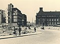 Na het bombardement op Rotterdam werd de uitbreiding verwoest; alleen het originele gebouw, evenals het Spaarbankgebouw en de Gemeentebibliotheek stonden nog gedeeltelijk of volledig overeind. De foto is van 1942.