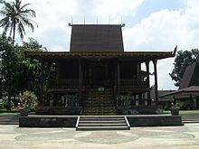 A Rumah Bubungan Tinggi Rumah Bubungan Tinggi Anjungan Kalsel TMII Jakarta.JPG