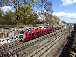 哥本哈根市郊鐵路列車行走在哥本哈根大街鐵路位於東門站南側不遠處的露天線路上，2018年4月23日拍攝。