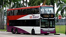 Un autobus urbano a due piani in servizio a Singapore