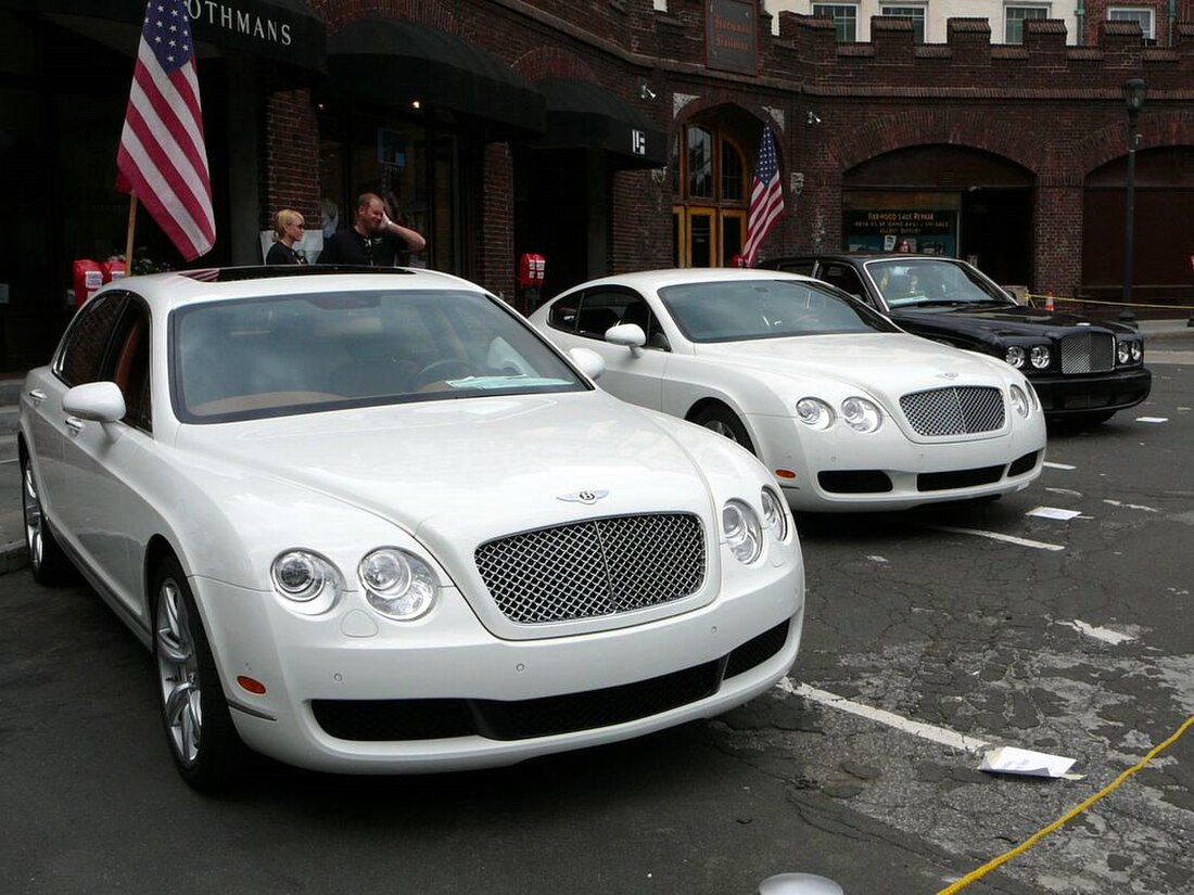 File:SC06 Three Modern Bentleys.jpg