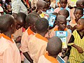 دانش آموزان با کتاب یادگیری انگلیسی در اوگاندا