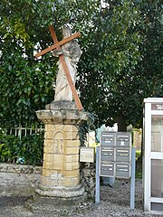 Статуя Иисуса с крестом